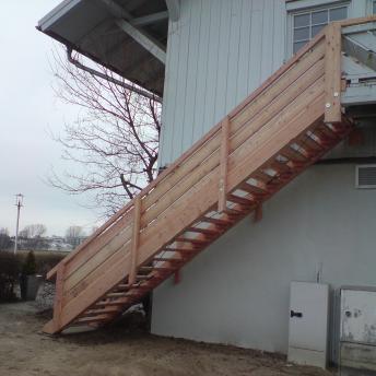 <img title="" alt="" src="http://media.seitenbox.de/p/1042/images/big/4e9ea214-0078-4ea3-852a-01c857e62c34.jpg"/> Treppe Vereinsheim