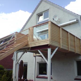 <img title="" alt="" src="http://media.seitenbox.de/p/1042/images/big/4e9ea289-12e0-42d0-b222-030057e62c34.jpg"/> Balkon und Hochterrasse