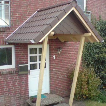 Vordach als Satteldach mit Dachpfannen