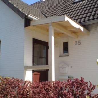 Kleines Vordach im Rohbau