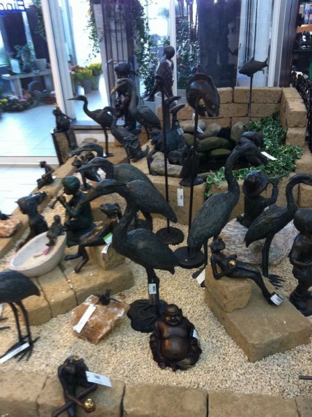 Figuren im Kassenbereich