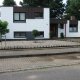 Hausfront mit Kieselbeet