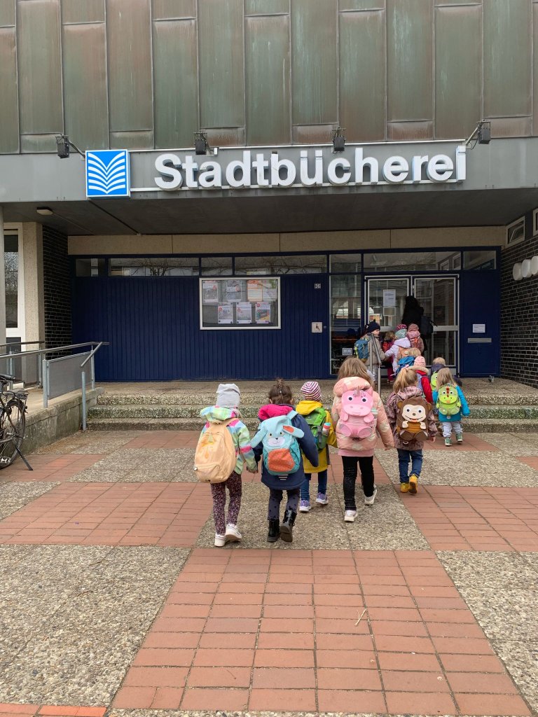 Kita - Preis 2024 und wir sind dabei...

Unsere Kita gehört zu den 15 (aus 500) nominierten in der Kategorie 