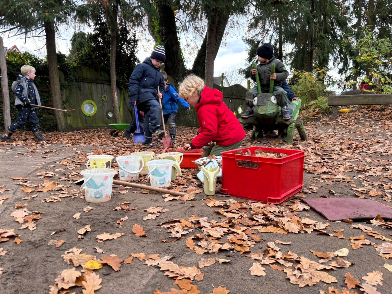 Herbst Kita - Preis 2024 und wir sind dabei...
Unsere Kita gehört zu den 15 (aus 500) nominierten in der Kategorie