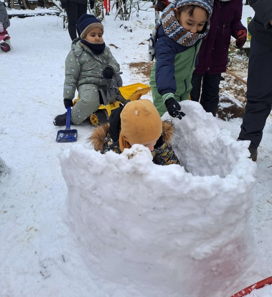 Schnee Kita - Preis 2024 und wir sind dabei...
Unsere Kita gehört zu den 15 (aus 500) nominierten in der Kategorie