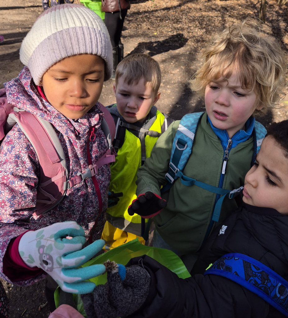 Kita - Preis 2024 und wir sind dabei...

Unsere Kita gehört zu den 15 (aus 500) nominierten in der Kategorie 