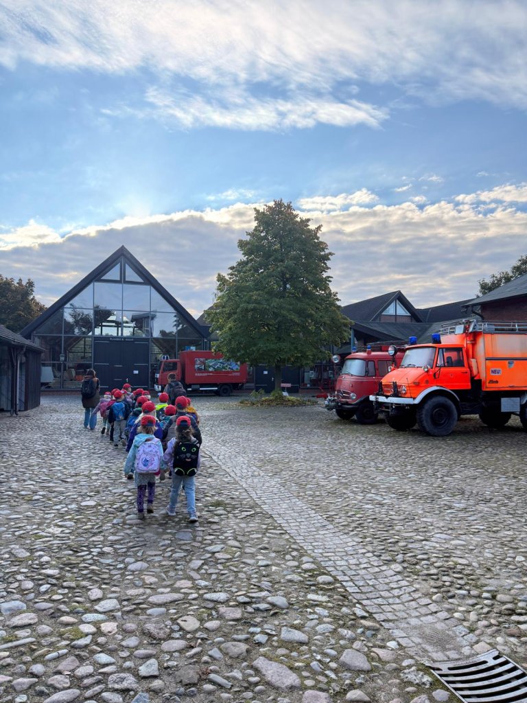 Feuerwehr Kita - Preis 2024 und wir sind dabei...
Unsere Kita gehört zu den 15 (aus 500) nominierten in der Kategorie